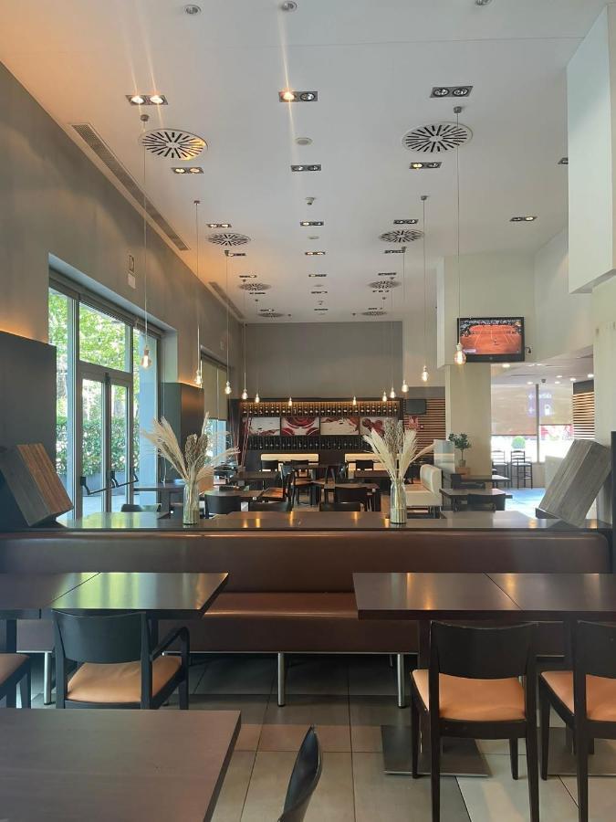 巴塞罗那摩勒宜必思酒店 莫勒山谷 外观 照片
